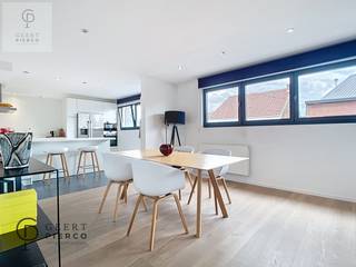 <p><strong>Ben jij klaar om verliefd te worden op een appartement? </strong><br /><br />In het gezellige Attenhoven wacht een verborgen parel geduldig op zijn nieuwe eigenaar. Misschien wel op jou?<br />De locatie zet meteen haar beste beentje voor. Leuven bereik je in ongeveer 25 minuten, Brussel in een kleine 35 minuten en dankzij de vlotte aansluiting op de E40 en E314 ben je altijd snel onderweg. Handig, toch?<br />Maar eerlijk? De echte charme ontdek je pas ter plaatse.<br />Dit appartement speelt namelijk niet volgens de regels van een doorsnee appartementsgebouw. Geen drukke residentie, geen eindeloze vergaderingen en geen syndicuskosten die stiekem met je budget flirten. Hier geniet je van vrijheid, rust en zelfstandigheid.<br />Het appartement bevindt zich boven een perceel met garages, waardoor je heerlijk op jezelf bent.<br />Al bij het binnenkomen voel je dat dit geen alledaagse woning is. De inkomhal geeft een eerste indruk die nieuwsgierig maakt naar meer. En geloof ons: het appartement stelt niet teleur.<br />De gezellige leefruimte met geïntegreerde keuken vormt het kloppende hart van de woning. Het warme parket zorgt voor een sfeer waarin je spontaan langer wilt blijven hangen. De stijlvolle badkamer met inloopdouche, het aparte toilet, de twee ruime slaapkamers en het aangename terras maken het plaatje compleet.<br />Alsof dat nog niet genoeg is, beschik je beneden ook nog over een handige berging én toegang tot twee garages. Ja, twee.           <br />Sommige appartementen doen hun best met één parkeerplaats, dit appartement doet gewoon nét dat beetje meer. <br />Ook op energetisch vlak liggen er nog mooie kansen. Met extra isolatie en zonnepanelen geef je het EPC-attest moeiteloos een flinke opwaardering.<br />Wij waren alvast onder de indruk van de charme, de rust en het karakter van deze woning. Maar wees gewaarschuwd: eenmaal je binnen bent geweest, wordt het moeilijk om niet aan dit appartement te blijven denken...<br />Kom zelf ontdekken waarom.<br />Mail vandaag nog naar<strong> info@pierco.be  </strong>en plan je bezoek.</p>