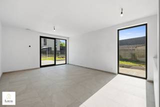 <strong>Exclusief gelijkvloers nieuwbouwappartement met uitzonderlijk ruim zonneterras</strong><br /><br />Bent u op zoek naar een stijlvolle woonst waar ruimte, comfort en energiezuinigheid centraal staan? Dan zal dit prachtige gelijkvloerse appartement in een kleinschalige residentie met slechts zes appartementen u ongetwijfeld bekoren.<br /><br />Dit hoogwaardig afgewerkte appartement onderscheidt zich door zijn hedendaagse architectuur, doordachte indeling en uitzonderlijk ruim terras, dat een naadloze overgang vormt tussen binnen en buiten. De royale leefruimte met grote raampartijen baadt in natuurlijk licht en sluit perfect aan op de moderne open keuken. Het ruime terras biedt alle mogelijkheden om in alle privacy te genieten van gezellige momenten met familie en vrienden.<br /><br />De woning beschikt over twee volwaardige slaapkamers, een stijlvolle badkamer en een apart gastentoilet. Dankzij de vloerverwarming in alle ruimtes, de energiezuinige warmtepomp en zes individuele zonepanelen geniet u van een optimaal wooncomfort en een bijzonder laag energieverbruik.<br /><br />De residentie is voorzien van een lift en combineert een rustige ligging met een uitstekende bereikbaarheid. Op wandelafstand vindt u het centrum met winkels, horeca en alle dagelijkse voorzieningen.<br /><br />Bij dit appartement is de aankoop van één ondergrondse autostaanplaats én één bovengrondse parkeerplaats verplicht, deze zijn inbegrepen in de prijs.<br /><br /><strong>Troeven van dit appartement:</strong>
<ul>
<li>Gelijkvloers appartement in een kleinschalige residentie met slechts 6 appartementen</li>
<li>Eigentijdse en kwalitatieve architectuur</li>
<li>Zeer ruim terras met optimale privacy</li>
<li>Lichtrijke leefruimte met grote raampartijen</li>
<li>Moderne open keuken</li>
<li>2 volwaardige slaapkamers</li>
<li>Stijlvolle badkamer en apart gastentoilet</li>
<li>Vloerverwarming in het volledige appartement</li>
<li>Energiezuinige warmtepomp en 6 individuele zonepanelen</li>
<li>Lift aanwezig</li>
<li>Rustige ligging op wandelafstand van het centrum</li>
<li>Onmiddellijk beschikbaar</li>
</ul>
Een ideale woongelegenheid voor wie op zoek is naar hedendaags wooncomfort, een energiezuinige woning en een uitzonderlijke buitenruimte op een rustige, maar centrale locatie.<br />