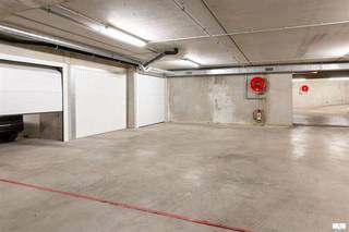 Ontdek deze centraal gelegen garagebox in residentie Moorea! Dankzij de automatische sectionale poort parkeert u eenvoudig en veilig, met slechts één druk op de knop. De garage biedt voldoende ruimte voor uw wagen en fietsen. Bovendien bevindt ze zich in een nette en rustige residentie met autolift, wat zorgt voor een zorgeloze investering en optimaal gebruikscomfort. Afmetingen garage: 6m12 diep op 2m66 breed.