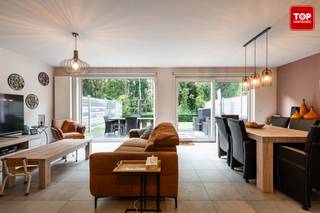 In een rustige en kindvriendelijke woonwijk presenteren we deze instapklare woning met drie slaapkamers en een uitstekende EPC-score A. <br />De woning uit 2014 werd met grote zorg onderhouden en huisvest een gezellige sfeer.<br />Via de inkomhal bereikt u zowel de keuken als de lichtrijke woonkamer, die dankzij de grote raampartijen uitkijkt op de rustige tuin. <br />Deze aangename buitenruimte is rechtstreeks toegankelijk vanuit de woonkamer en vormt een ideale plek om in alle privacy te genieten.<br />Op de eerste verdieping bevinden zich de slaapkamers en een stijlvol ingerichte badkamer<br />De zolderverdieping is toegankelijk via een valtrap en biedt mits plaatsen van een vaste trap nog mogelijkheid tot extra slaapkamers of riante hobbyruimte.<br />De combinatie van energiezuinig wonen, kwaliteitsvolle afwerking en een fijne ligging maakt van deze woning een bijzonder aantrekkelijke kans.<br /><br />Als troef is er de aparte garage, perfect voor elke type wagen of als ruime bergplaats.<br /><br />Beschikbaarheid overeen te komen.<br /><br />Contacteer Top Vastgoed op 0475 700 700!