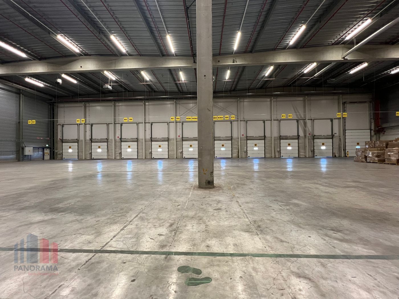 9,255 m² logistics warehouse with 10 loading docks near the A12 motorway - photo 4