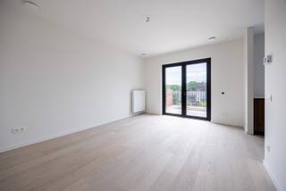 Bent u op zoek naar een appartement met 1 slaapkamer in het centrum van Brasschaat? Dan leest u best even verder. Dit dakappartement (zonder lift) werd recent bijgebouwd op de derde verdieping van een kleinschalig gebouw op de Bredabaan en werd hoogwaardig afgewerkt. Deze afwerking zit in zijn laatste fase en dan is enkel nog verhuizen de boodschap!<br />Indeling: aan de voorzijde is er de slaapkamer met ingemaakte dressingkast. Aansluitend de badkamer met inloopdouche en wastafel dubbel in meubel. Vervolgens hebben we de gezellige woonkamer met ingemaakte kast en een apart toilet. Tenslotte is er nog de kwaliteitsvolle ingerichte keuken. Het terras van bijna 20m² geeft de mogelijkheid om heerlijk te vertoeven in de avondzon.<br />Troeven:<br />- nieuw gebouwd<br />- hoogwaardige afwerking<br />- alles conform<br />- ventilatiesysteem aanwezig<br />- gunstige ligging nabij het centrum van Brasschaat<br />Lijkt dit appartement iets voor u? Neem dan snel contact op met ons kantoor op 03 360 85 30!