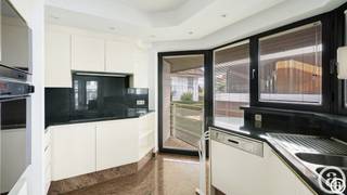 Situé dans la prestigieuse résidence New Gallery, qui bénéficie d'un emplacement exceptionnel sur la plage d'Albert et d'une magnifique vue sur la mer, cet appartement spacieux et lumineux comprend trois chambres à coucher à part entière et une salle de bains.<br /><br />Le vaste espace de vie baigne dans la lumière naturelle et crée un cadre de vie agréable et confortable, avec la mer en toile de fond. La résidence allie style, qualité et emplacement exceptionnel, à quelques pas de la plage, de la digue et du centre animé de Knokke.<br /><br />Pour plus de confort, il est possible d’acquérir une ou plusieurs places de parking. Un garage fermé est ainsi disponible au prix de 185 000 €, une double place de parking à 110 000 € par place ou une place en tandem à 140 000 €.<br /><br />Cet appartement constitue une excellente opportunité pour ceux qui recherchent une résidence secondaire de qualité en bord de mer ou une résidence principale élégante dans l’un des emplacements les plus prisés de Knokke.