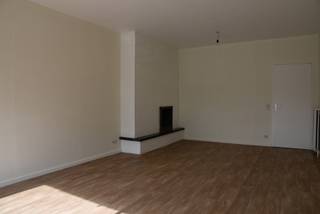 <p><span>Op een </span><strong><span>centrale en bijzonder praktische locatie in het fiscaal vriendelijke Aartselaar</span></strong><span> vinden we dit aangename appartement op de eerste verdieping. Dankzij de ligging bevinden winkels, scholen, openbaar vervoer, horeca en andere dagelijkse voorzieningen zich allemaal op wandelafstand.</span></p>
<p><span>Ook met de wagen is de bereikbaarheid uitstekend. Via de nabijgelegen verbindingswegen bereikt u snel de </span><strong><span>A12 en E19</span></strong><span>, met een vlotte verbinding richting Antwerpen, Brussel en de omliggende gemeenten.</span></p>
<p><span>Het appartement beschikt over een praktische indeling en omvat een </span><strong><span>inkomhal, ruime woonkamer, aparte keuken, twee slaapkamers, badkamer en afzonderlijk toilet</span></strong><span>. Daarnaast beschikt de woning over een </span><strong><span>ruime berging in het appartement</span></strong><span>, bijzonder handig voor extra opslagruimte.</span></p>
<p><span>Extra bergruimte is voorzien in de </span><strong><span>privatieve kelderberging</span></strong><span>.</span></p>
<p><span>Een belangrijke bijkomende troef is de </span><strong><span>privatieve garagebox</span></strong><span>, die inbegrepen is in de huurprijs. Deze bevindt zich in het achterliggende garagecomplex en is vlot bereikbaar via de zijstraat. Hierdoor beschikt u niet alleen over een veilige parkeerplaats, maar ook over extra praktische bergruimte.</span></p>
<p><span>Op energetisch vlak scoort het appartement eveneens goed met een </span><strong><span>EPC-label B en een EPC-score van 132 kWh/m²</span></strong><span>.</span></p>
<h3><span>Troeven op een rij:</span></h3>
<ul>
<li><span>Centrale ligging in Aartselaar</span></li>
<li><span>Gelegen op de eerste verdieping</span></li>
<li><strong><span>2 slaapkamers</span></strong></li>
<li><span>Ruime woonkamer</span></li>
<li><span>Aparte keuken</span></li>
<li><span>Badkamer en afzonderlijk toilet</span></li>
<li><span>Ruime berging in het appartement</span></li>
<li><span>Privatieve kelderberging</span></li>
<li><strong><span>Privatieve garagebox inbegrepen in de huurprijs</span></strong></li>
<li><span>Garagecomplex bereikbaar via de zijstraat</span></li>
<li><strong><span>EPC-label B – 132 kWh/m²</span></strong></li>
<li><span>Winkels, scholen en openbaar vervoer op wandelafstand</span></li>
<li><span>Vlotte verbinding met </span><strong><span>A12 en E19</span></strong></li>
<li><span>Algemene onkosten: </span><strong><span>€ 60/maand</span></strong></li>
</ul>
<p><span>Een comfortabel appartement met een </span><strong><span>praktische indeling, veel bergruimte en een privatieve garage</span></strong><span>, gelegen op een bijzonder gunstige locatie in Aartselaar.</span></p>
<p><span></span></p>