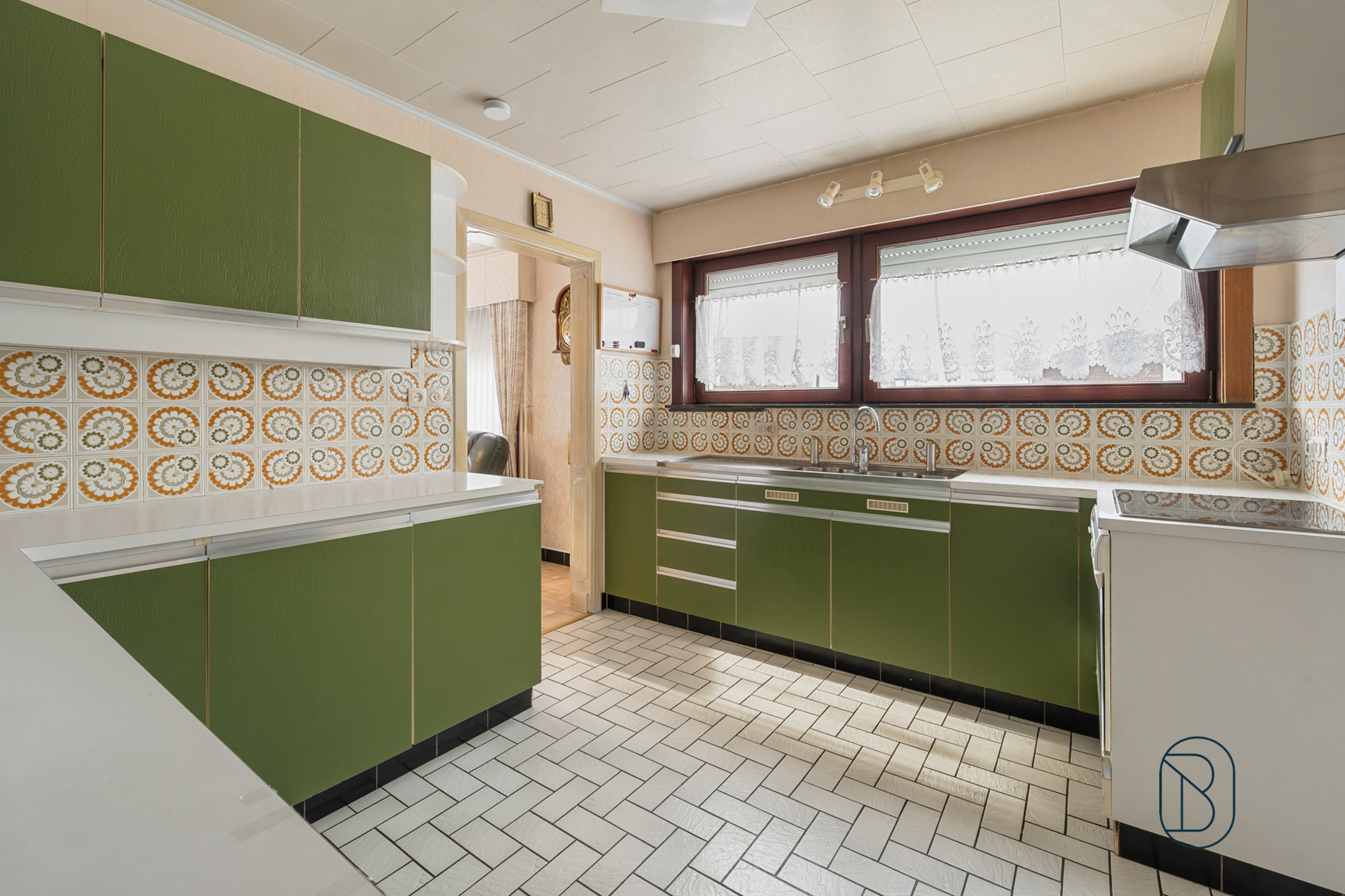 Ruime gezinswoning met 4 slaapkamers, garage en zonnige tuin - foto 4