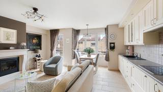 Mooi appartement gelegen in een recent gebouw (bouwjaar 2005) te Knokke- Westkapelle. Het appartement is volledig asbestveilig, het voldoet aan de huidige elektrische normen en het is energiezuinig met een B-label.<br /><br />Indeling: een ruime en lichtrijke woonkamer met een gezellige open haard, een open keuken volledig uitgerust met alle toestellen, een praktische berging met aansluiting voor de wasmachine en droogkast. Achteraan het appartement twee volwaardige slaapkamers, beide met toegang tot het zonneterras. Verder nog een badkamer met lavabo en inloopdouche en een apart gastentoilet.<br /><br />In het gebouw is er een gemeenschappelijke fietsenberging op het gelijkvloers. De residentie beschikt niet over een lift, wat resulteert in zeer lage syndickosten.<br /><br />Bezoeken? Graag na afspraak met Maxim Slabbinck op 0494/52.59.73