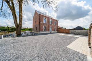 Triplex + 2 places de parking + jardin privatif + espaces communs.Triplex de standing de 123 m² habitables, entièrement rénové, situé dans l’ancien...