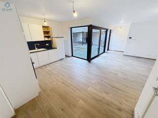 <p><span>Modern ground floor new apartment with 2 bedrooms, terrace &amp; top finish in the center of Zandbergen</span></p><p><span>POSSIBILITY OF PURCHASE 6% VAT.</span></p><p><span>In the heart of Zandbergen, in a small-scale and recently completed residence, is this move-in ready ground floor new apartment. It combines a quiet location with all the comforts of modern living.</span></p><p><span>Through the well-maintained inner courtyard, you reach the private entrance of the apartment. The entrance hall leads you to the light-filled living area with open kitchen, tastefully furnished and equipped with all modern appliances. Adjacent is a practical storage/laundry room.</span></p><p><span>The hallway gives access to a first bedroom, a separate guest toilet, and a fully equipped bathroom with shower and stylish sink furniture. At the back is the spacious second bedroom with a view of the terrace.</span></p><p><span>Outside, you can enjoy a pleasant private terrace, ideal for relaxing.</span></p><p><span>Extra advantages:</span></p><ul><li><span>Underfloor heating via heat pump</span></li><li><span>Low EPC label A</span></li><li><span>Solar panels (5 panels of 395 Wp, total 1975 Wp)</span></li><li><span>Ventilation system type C</span></li></ul><p><span>SALE UNDER 6% VAT.</span></p><p><span>Interested in this energy-efficient and modern finished apartment? Respond via this advertisement and we will gladly contact you to schedule a visit.</span></p>