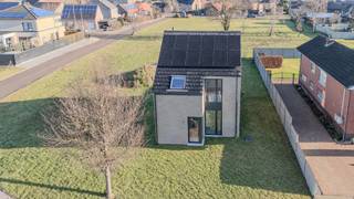 <span><span><strong>Hedendaagse nieuwbouwwoning met drie slaapkamers op rustige ligging in Neeroeteren</strong></span><br /><br /><span><u>Openkijkdag</u><br /><em>Op zaterdag 10 oktober, tussen 11u00 en 16u00, zal er een openkijkmoment georganiseerd worden bij de woning. <br />Mocht u hierin interesse hebben, kan u uw aanwezigheid bevestigen door te mailen naar info@immoverslegers.be of te bellen naar het nummer +32 (0)89 23 44 22. </em></span><br /><br /><span>Op een rustige en groene locatie aan de Heerbaan 40 in Neeroeteren (Maaseik) bevindt zich deze moderne nieuwbouwwoning met drie slaapkamers. Een ideale thuis voor wie hedendaags wooncomfort wil combineren met rust, ruimte en een aangename leefomgeving.</span><br /><br /><span>De woning werd ontworpen met aandacht voor energiezuinig en toekomstgericht wonen en is onder meer uitgerust met 12 zonnepanelen, een gascondensatieketel, ventilatietype D en dubbele beglazing met aluminium profielen. Dit draagt bij aan een laag energieverbruik en een comfortabel woonklimaat.<br /><br />Daarnaast krijg je als koper nog volop de mogelijkheid om deze halfopen bebouwing naar eigen smaak en stijl af te werken. Zo maak je van deze nieuwbouwwoning vanaf het begin echt jouw thuis. In de verkoopprijs is bovendien een budget voor de keuken voorzien. De keuken kan dus nog volledig naar eigen voorkeur worden gekozen en ingericht.<br /><br />De moderne architectuur wordt gekenmerkt door een strakke vormgeving, grote raampartijen en veel natuurlijke lichtinval. De leefruimte staat bovendien mooi in verbinding met de tuin en het achterliggende groen.</span><br /><br /><span><strong>Praktische indeling</strong><br />Via de inkomhal betreedt u de woning. Aan uw linkerzijde is er de mogelijkheid om een vestiaire te voorzien en bevindt zich eveneens het gastentoilet. <br /><br />Vanuit de inkomhal kan je doorlopen naar de ruime leefruimte met aan de achterzijde de open keuken. Deze leefruimte vormt het hart van de woning. Dankzij de grote raampartijen, aan de voor- en achterzijde van de woning, geniet je hier van veel natuurlijk licht en een prachtig zicht op de tuin en de achtergelegen omgeving.<br /><br />Op de eerste verdieping geeft de nachthal toegang tot een tweede apart toilet, drie ruime tot volwaardige slaapkamers en een ruime badkamer, voorzien van zowel een bad als een douche.<br /><br />Daarnaast beschikt de woning over een zolder, ideaal als extra bergruimte en met mogelijkheden voor verdere inrichting.<br /><br />Via de achterdeur heeft u toegang tot de tuin. Aan de achtergevel is er reeds een buitenkraan en stopcontact voorzien. Verdere afwerking van de tuin kan volledig naar eigen wensen gebeuren. <br /><br /><strong>De pluspunten van deze woning op een rijtje: </strong></span></span>
<ul>
<li><span><span>Rustige woonomgeving met enkel plaatselijk verkeer;</span></span></li>
<li><span><span>Nieuwbouw; </span></span></li>
<li><span><span>Drie slaapkamers;</span></span></li>
<li><span><span>Naar eigen smaak verder af te werken; </span></span></li>
<li><span><span>Keukenbudget inbegrepen in de verkoopprijs; </span></span></li>
<li><span><span>50% vrijstelling van de onroerende voorheffing gedurende de eerste vijf jaar!</span></span></li>
</ul>
<br /><span><span><strong>Kosten & fiscaliteit:</strong><br /><em>De vermelde prijs is exclusief registratierechten en btw.</em></span></span>
<ul>
<li><span><span>De verkoop gebeurt onder het btw-stelsel: op de constructiewaarde is 21% btw van toepassing.</span></span></li>
<li><span><span>Op de grondwaarde zijn registratierechten van 12% verschuldigd.</span></span></li>
</ul>
<br /><span><span>Deze woning is een uitstekende keuze voor wie op zoek is naar een moderne, energiezuinige nieuwbouwwoning op een rustige locatie. Hier woon je comfortabel en eigentijds, terwijl je toch iedere dag kan genieten van de rust en het groen.<br /><br />Bekijk de video van deze woning via de volgende link: <em>https://youtu.be/Dpp21pYBASk</em><br /><br />Benieuwd naar deze nieuwbouwwoning?<br />Contacteer ons kantoor voor meer informatie of om een bezichtiging in te plannen. Wij laten je de woning graag ter plaatse ontdekken.<br /><br />Tel.<strong> <span>+32 (0)89 23 44 22</span></strong><br />Mail. <span><strong>info@immoverslegers.be </strong></span></span></span>