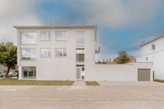 <p>In de rustige en residentiële Gillegomwijk in Boechout, bevindt zich dit recent gerenoveerde appartement op de <strong>gelijkvloerse verdieping</strong> van een kleinschalig gebouw met slechts drie entiteiten. Het pand is zeer centraal gelegen, met het centrum van Boechout, winkels, scholen en andere voorzieningen allemaal in de directe omgeving. Dankzij de hoekligging en grote raampartijen, geniet het hele appartement en gebouw van een uitzonderlijke lichtinval, wat zorgt voor een aangename en open sfeer.</p><p><br /></p><p>Het appartement beschikt over een zeer ruime leefruimte met een open, volledig uitgeruste keuken, één slaapkamers en een badkamer met inloopdouche. Vanuit de slaapkamer heb je rechtstreekse toegang tot een <strong>tuintje</strong>. Verder hoort er bij het appartement een privatieve kelderberging en een <strong>garagebox</strong> (aan te kopen aan 25.000 euro).</p><p><br /></p><p>Voorzieningen zoals zonnepanelen, warmtepompen en airco zorgen voor een energiezuinig appartement met een EPC.</p><p><br /></p><p>Troeven: energiezuinig appartement én gebouw - eerste ingebruikname dankzij totaalrenovatie - centrale en rustige ligging - kleinschalig gebouw - conforme elektriciteit - individuele meters.</p><p><br /></p><p>In het gebouw zijn ook een appartement op de eerste en tweede verdieping te koop!</p>