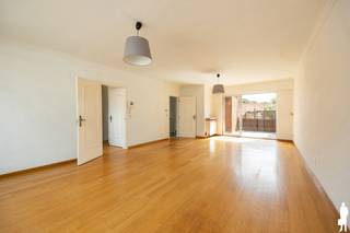 Dit lichtrijke duplex appartement in Nieuwkerken-Waas combineert ruime leefruimtes, twee terrassen en twee inbegrepen autostaanplaatsen. Dankzij de praktische indeling, de royale slaapkamers en de gunstige ligging nabij tal van voorzieningen vormt dit appartement een interessante keuze voor zowel eigen bewoning als investering.<br /><br />Indeling<br />Gelijkvloers<br />- 2 private autostaanplaatsen inbegrepen<br />- Private inkomhal<br /><br />Eerste verdieping<br />- Zeer lichtrijke en ruime leefruimte<br />- Keuken voorzien van alle comfort<br />- 2 terrassen die zorgen voor aangename buitenruimte<br /><br />Tweede verdieping<br />- 2 volwaardige en bijzonder ruime slaapkamers<br />- Badkamer<br /><br />Algemeen<br />- EPC-label C<br /><strong>- 2 autostaanplaatsen inbegrepen</strong><br />- Private inkom<br />- Veel natuurlijke lichtinval<br />- Ruime indeling<br />- Centrale ligging in Nieuwkerken-Waas<br />- Verschillende voorzieningen vlot bereikbaar<br />- Interessant voor eigen bewoning én als investering<br /><br />Een ruim en lichtrijk duplex appartement met heel wat praktische troeven, waar vooral de twee terrassen en twee inbegrepen staanplaatsen het verschil maken.