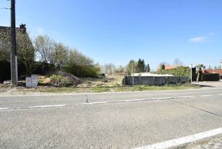 Dit perceel bestemd voor open bebouwing is gelegen langs de Nieuwe Steenweg ter hoogte van nummer 130, op enkele minuutjes rijden van het centrum van Tongeren. <br /><br />Het perceel heeft volgende gunstige kenmerken:<br /><br />- mooie oppervlakte van 7a 96ca<br />- breedte aan de straatzijde van 21,95m<br />- maximale breedte voorgevel: 14.57m<br />- maximale bouwdiepte gelijkvloers: 17m<br />- maximale bouwdiepte eerste verdieping: 12 m<br /><br />De achtergevel van de te bouwen woning en de ruime tuin zijn gericht naar het zuiden, zodat hier een mooie woning met veel lichtinval kan gebouwd worden. <br />Niet overstromingsgevoelig gelegen.