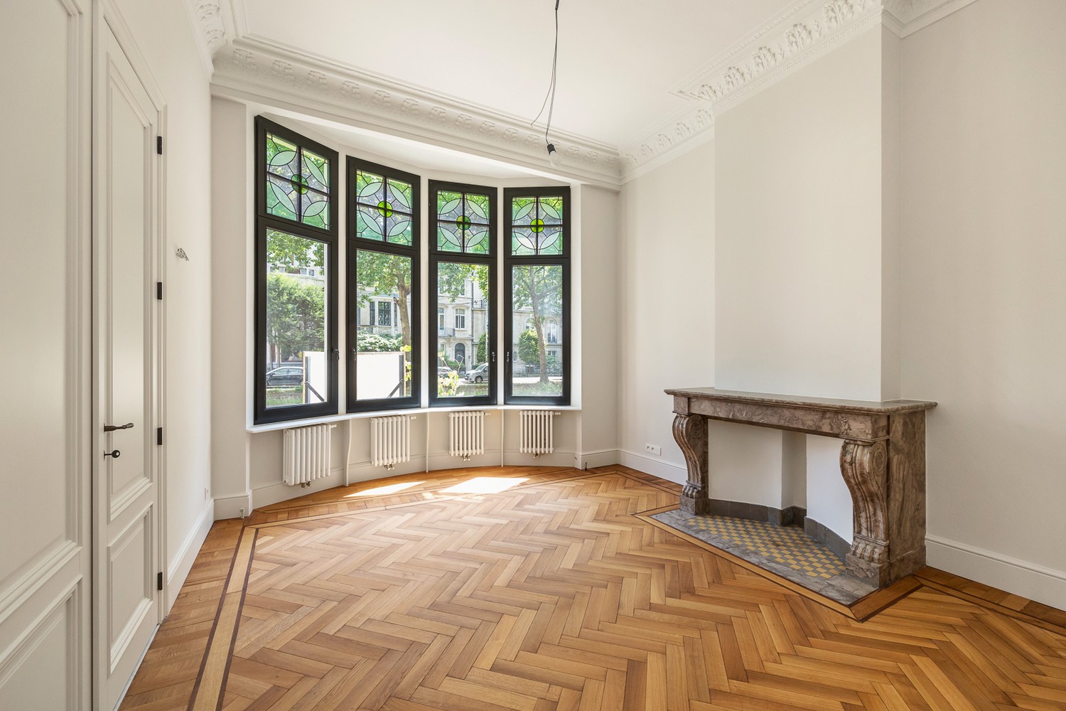 Prestigieuze en totaalgerenoveerde herenwoning (EPC B!) in eclectische stijl met zalige stadstuin op toplocatie aan de Jan Van Rijswijcklaan - foto 1