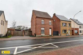 <p><span>PROFESSIONELE WONINGBESCHRIJVING - BOUWEL</span></p><p><span> </span></p><p><span>Deze charmante familie-woning in Bouwel biedt een solide basis voor een groot gezin. Het eigendom omvat 194 vierkante meter woonoppervlakte gebouwd op een perceel van 775 vierkante meter, wat vooldoende ruimte biedt voor zowel interieur als tuin.</span></p><p><span> </span></p><p><span>INDELING EN RUIMTEN</span></p><p><span> </span></p><p><span>De woning beschikt over vier slaapkamers, ideaal voor gezinnen of voor flexibel ruimtegebruik. Dit wordt aangevuld met twee badkamers, wat aangeeft dat het comfort van het dagelijks gebruik zorgvuldig is ingepland. De leefruimten zijn voorzien van warme houten balken die een karakteristieke uitstraling geven, en de verschillende niveaus bieden een gevarieerde ruimtebeleving.</span></p><p><span> </span></p><p><span>KEUKEN EN EETRUIMTE</span></p><p><span> </span></p><p><span>De keuken is uitgerust met rode kasten en een praktische indeling met voldoende werkoppervlak. De eetruimte is ontworpen als een centraal punt waar het gezin samen kan komen, met voldoende plaats voor een grote eettafel en een aangename atmosfeer.</span></p><p><span> </span></p><p><span>BADKAMERS</span></p><p><span> </span></p><p><span>De badkamers zijn functioneel ingericht met douche- en badmogelijkheden, voorzien van moderne sanitair en tiles in neutrale tinten.</span></p><p><span> </span></p><p><span>BUITENRUIMTE EN BIJGEBOUWEN</span></p><p><span> </span></p><p><span>Een belangrijk voordeel van deze woning is de garage, wat voldoende parkeerruimte en opslagmogelijkheden biedt. De achtertuin is een aanzienlijke troef, met extra bijgebouwen en veel potentieel voor uitbreiding of recreatief gebruik.</span></p><p><span> </span></p><p><span>CONSTRUCTIE EN KARAKTER</span></p><p><span> </span></p><p><span>Het baksteenwerk aan de voorgevel getuigt van solide constructie, terwijl de houten balken binnenin karakter en warmte toevoegen. De woning biedt authentieke charme met modern comfort.</span></p><p><span> </span></p><p><span>Deze woning in Bouwel is geschikt voor gezinnen die op zoek zijn naar ruimte en mogelijkheden tegen een redelijke basis.</span></p>