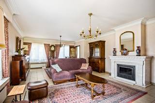 Zeer centraal gelegen woning aan de Reetsesteenweg! Dit huis bevindt zich op wandelafstand van enkele winkels en het openbaar vervoer, en op slechts 3 min. rijden van de oprit A12 Antwerpen-Brussel. Het werd gebouwd in 1989. Dit eigendom werd steeds zeer goed onderhouden, doch dient gemoderniseerd te worden: de keuken, badkamer, elektriciteit, isolatie,... Grote troef van deze woning is de zuid-gerichte tuin met ruime terras en een mooi, landelijk uitzicht achteraan! <br /><br />Op het <em><strong>GLVL</strong></em> bevinden zich een inkomhall met vestiaire, een woonkamer met ingebouwde cassette, een modern ingerichte keuken, een nachthall, een ingerichte badkamer, een bergkast, een apart toilet, 3 slaapkamers en een veranda. Verder beschikt dit huis over een zeer ruime <strong><em>ZOLDER</em></strong> van 85m2 met uittrekbare zoldertrap. Er is parkeer- en ruim stockagegelegenheid in de ruime garage, voorzien van aansluiting wasmachine en droogkast. <br /><br />Voor meer informatie of een afspraak ter plaatse kan u ons contacteren via info@leximmo.be of 03 459 99 99!