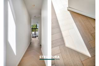 In een uiterst rustige en landelijke eenrichtingsstraat in Wemmel, en toch vlakbij alle voorzieningen, bevindt zich deze prachtig totaal gerenoveerde woning. De architecturale gevel met strakke lijnen en warme accenten zet meteen de toon: hedendaags, lichtrijk en tot in de puntjes doordacht. Binnenin geniet u van overvloedige lichtinval dankzij de grote raampartijen en de open vide, terwijl de achterzijde uitgeeft op een groene oase met zicht op het Beverbos. Deze woning combineert esthetiek, comfort en energiezuinigheid (EPC B).IndelingBij het betreden van de woning komt u in een inkomhal met gastentoilet en praktische berging. Aan de voorzijde bevindt zich een polyvalente ruimte die perfect dienst kan doen als bureau of extra kamer.Verder door komt u in de open leefruimte, waar zithoek, eetplaats en keuken naadloos in elkaar overvloeien. De moderne keuken met eiland vormt het hart van de woning en staat in directe verbinding met de lichtrijke leefruimte en het terras. De grote raampartijen en de vide zorgen hier voor een uitzonderlijk ruimtelijk gevoel en maximale lichtinval.Daarnaast bevindt zich op het gelijkvloers nog een polyvalente ruimte (2de badkamer, opslag, voorraadkamer) met inbouwkast en extra regendouche. Op de verdieping vindt u twee volwaardige slaapkamers (+/- 12m²), een badkamer met inloopdouche en dubbele lavabo en een open dressing. De vide zorgt opnieuw voor een mooie connectie met de leefruimte beneden en versterkt het open karakter van de woning.Mooie tuin met prachtig zicht en volledig afgesloten. Oprit voor 2 wagens.Karakteristieken- Totaalrenovatie (2020) met nog minimale afwerkingen te voorzien- Zeer lichtrijke woning dankzij grote raampartijen en vide- Rustige en landelijke ligging in een eenrichtingsstraat- Achteraan prachtig groen zicht op het Beverbos- Energiezuinig (EPC: B)- Parketvloeren doorheen de woning- Vloerverwarming op gas- Domoticasysteem aanwezig- Uitbreidingsmogelijkheid zolder ca. 70 m²- Verlaagde tot geen onroerende voorheffing t.e.m. 2028 (grondige energetische renovatie)- Elektriciteit conform- Vrij bij akte - Bestuursmaatregelen in het maatregelenregister: neeBent u op zoek naar een instapklare, moderne woning met karakter, licht en uitbreidingspotentieel, gelegen op een toplocatie in Wemmel? Dan is dit een unieke opportuniteit. Contacteer ons vandaag nog voor een bezoek en ontdek zelf de troeven van deze bijzondere woning via 02 460 80 46 of info@structura.be