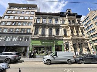 Zeer centraal gelegen nabij Stefania en Louiza, op de Charlerloisesteenweg 25, te Sint-Gillis, karaktervol appartement te koop van ± 160 m², op de 3de en 4de verdieping van een standingvol gebouw.<br />Het appartement bestaat uit:<br />- inkomhal met apart toilet en wasberging/verwarmingslokaal,<br />- zeer ruime woonkamer met mooie volumes, haardcassette en volledig ingerichte design-keuken met ruim kookeiland en ontbijthoek,<br />- Westelijk terras van ± 20 m² met regenwaterrecuperatie,<br />- hoofdslaapkamer met bijhorende badkamer (ligbad, wastafel, toilet) en dressing,<br />- 2de slaapkamer op mezzanine met bijhorende douchekamer (zeer ruimtelijk effect),<br />- bureauruimte op overloop,<br />- ruime kelder met veiligheidsdeur,<br />- zonneblinden, airco en alarmsysteem,<br />- EPC: D+, 168 kWu/m²jaar,<br />- parkeerplaats (+ 30.000 Euro),<br />- kosten: ± 180 Euro (communs, fonds) en ± 45 voor parking op nummer 27,<br />- zeer dichtbij winkels, restaurants en openbaar vervoer.<br />Kom dit appartement zeker snel bezoeken!