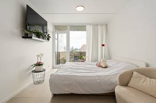 <p>Studio aan het strand van Raversijde, rustig gelegen aan de zeedijk van Oostende.</p>

<p> </p>

<p>Deze studio combineert een unieke ligging aan het strand van Raversijde met de rust van een groene omgeving aan zee. Gelegen op de zeedijk geniet je hier van directe toegang tot het strand, de duinen en mooie wandelroutes langs de kust. Dankzij de vlotte bereikbaarheid en de nabijheid van openbaar vervoer is dit een interessante uitvalsbasis aan zee. De studio beschikt over een gunstig EPC-label B. Een ideale keuze voor wie een appartement aan zee zoekt in Oostende met een rustige ligging.</p>

<p> </p>

<p>Belangrijkste ruimtes:<br />• Living met aangename lichtinval<br />• Keuken<br />• Inkomhal met ingemaakte kasten<br />• Terras (3 m²)<br />• Kelderberging</p>

<p> </p>

<p>Troeven:<br />• Aan het strand van Raversijde<br />• Rustige ligging aan de zeedijk<br />• EPC-label B</p>

<p> </p>

<p>Neem vandaag nog contact op met je ERA-makelaar voor meer informatie of een bezoek.</p>

<p> </p>

<p>JOUW DROOMAPPARTEMENT. ZO GEVONDEN!</p>