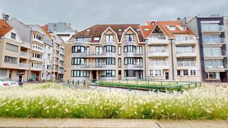 Deze ruime duplex is gelegen aan het Kinkhoornplein in Heist-aan-Zee, op wandelafstand van het strand en de Zeedijk. Het appartement beschikt over een aangename leefruimte en een ruime slaapkamer op de verdieping. Dankzij de centrale ligging bevinden winkels, horeca en andere voorzieningen zich vlakbij. Ideaal als tweede verblijf of investering aan de kust.