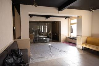 <p><span>JETTE – HOEKGEBOUW ±540 M² – HANDELSRUIMTE + WONING – VEEL POTENTIEEL</span></p>
<p><span>Gelegen aan de Wemmelsteenweg 281 in Jette, langs een drukke verkeersas met uitstekende zichtbaarheid, biedt dit imposante hoekgebouw een totale oppervlakte van ongeveer 540 m², ruime volumes en een interessant valorisatiepotentieel.</span></p>
<p><span>De commerciële gelijkvloerse verdieping van ±160 m² wordt momenteel uitgebaat als café en geniet dankzij de hoekligging van een uitstekende zichtbaarheid.</span></p>
<p><span>De 1e verdieping van ±160 m² is momenteel bestemd als aanhorigheden bij de handelsruimte en omvat onder meer een feestzaal en een keuken. Deze verdieping biedt bijzonder veel extra ruimte voor de commerciële activiteit.</span></p>
<p><span>De 2e verdieping is bestemd voor bewoning en is momenteel ingericht als een appartement met 2 slaapkamers. Een zolder vervolledigt de volumes van het gebouw.</span></p>
<p><span>Volgens de beschikbare stedenbouwkundige inlichtingen is de vergunde bestemming van het pand handel + wonen, met een handelsruimte op het gelijkvloers, bijhorende lokalen op de 1e verdieping en een woning op de 2e verdieping.</span></p>
<p><span>Troeven:</span><br /><span>• Hoekgebouw met uitstekende zichtbaarheid</span><br /><span>• Totale oppervlakte van ongeveer 540 m²</span><br /><span>• Handelsruimte momenteel uitgebaat als café</span><br /><span>• Ruime feestzaal en keuken op de 1e verdieping</span><br /><span>• Appartement met 2 slaapkamers op de 2e verdieping</span><br /><span>• Royale volumes en diverse gebruiksmogelijkheden</span><br /><span>• Potentieel voor herinrichting en valorisatie</span><br /><span>• Nabij winkels, openbaar vervoer en belangrijke verkeersassen</span></p>
<p><span>Een zeldzame opportuniteit voor een investeerder of professional die op zoek is naar een gemengd gebouw met zowel een aanzienlijke commerciële oppervlakte als een residentieel gedeelte.</span></p>
<p><span>Het pand biedt bovendien mogelijkheden voor herinrichting of verdere ontwikkeling, afhankelijk van het beoogde project en onder voorbehoud van de vereiste stedenbouwkundige vergunningen.</span></p>