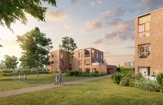<p>Op de plek van een voormalige plantenkwekerij, aan de rand van Wetteren Ten Ede en op een boogscheut van Gent, groeit Seir: een uniek woonproject waar weelderig groen, verfijnde architectuur en warme verbondenheid samenkomen.</p><p>Seir omvat 33 woningen, ingebed in een prachtige parktuin: 11 appartementen (1 tot 3 slaapkamers), 22 woningen (2 tot 5 slaapkamers), 5 studio's en een commerciële ruimte. Een gevarieerd aanbod voor jong en oud, met ruimte voor zowel privacy als spontane ontmoeting.</p><p>De volledig autovrije site garandeert rust en veiligheid. Bewoners genieten van uitzonderlijke gedeelde voorzieningen: zwemvijver, verwarmd binnenzwembad met sauna, buurthuis, buitenkeuken, barbecue, vuurput, moestuin en organische speelzones. Elektrische deelwagens en deelfietsen maken duurzaam onderweg zijn eenvoudig.</p><p>De architectuur eert het rijke verleden van de site: de bloemisterijwoning, watertoren en karaktervolle serrestructuren worden eigentijds verweven in het project. Elke woning is doordacht ingedeeld, met maximale lichtinval en doorzichten op groen.</p><p>Duurzaamheid staat centraal: slimme isolatie, zonnepanelen, waterrecuperatie en warmtepompen. Persoonlijke kopersbegeleiding zorgt voor maximale ontzorging. Aankoop aan 6% btw mogelijk.</p><p>Ontdek een warme buurt waar het leven écht bloeit.</p>
