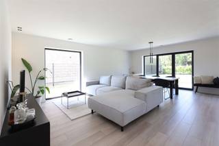 Stijlvolle nieuwbouwwoning met 3 slaapkamers op een zonnig perceel van 4a 47ca Omgeving:+ Rustig gelegen in een doodlopende straat+ Gelegen in een...