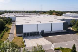 <strong>Ruime en moderne logistieke magazijnen op een strategische locatie in Willebroek</strong>, aan het Zeekanaal Brussel-Willebroek en vlakbij de A12 en N16. Dankzij de centrale ligging tussen Antwerpen en Brussel is dit een ideale uitvalsbasis voor logistieke activiteiten.<br /><br />De site biedt <strong>meer dan 15.689 m² magazijnruimte</strong>, aangevuld met <strong>960 m² kantoren</strong>. Er zijn <strong>10 laadkaaien</strong>, een <strong>vrije hoogte van 11,30 m</strong> en een hoge vloerbelasting van 50 kN/m² dynamisch, 80 kN/m² verplaatsbaar rek. De gebouwen zijn uitgerust met een ESFR sprinklersysteem, LED-verlichting en alle nodige nutsvoorzieningen.<br /><br />Er wordt hiernaast geïnvesteerd in duurzaamheid met o.a. zonnepanelen, EV-laadpunten, extra laad- en loszones en een BREEAM “Very Good”-certificering in voorbereiding.<br /><br />Op het terrein is ruime parkeergelegenheid voorzien voor zowel vrachtwagens als personenwagens. De locatie is vlot toegankelijk voor zwaar verkeer en biedt brede manoeuvreerruimte. Onmiddellijk beschikbaar.<br /><br />Contacteer <strong>PANORAMA B2B</strong> voor bijkomende inlichtingen, plannen of een vrijblijvend plaatsbezoek <strong>03 225 03 03</strong>.