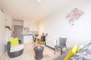 Op zoek naar een ideale pied-à-terre in het bruisende centrum van Nieuwpoort? Dan is deze gerenoveerde studio precies wat u zoekt! Dankzij de zuidwest oriëntatie geniet u hier van een aangename lichtinval, met bovendien een leuk zijdelings zicht op de zee én een mooi uitzicht op het hinterland. Twee werelden die hier op een unieke manier samenkomen!<br /><br />De studio zelf werd volledig gerenoveerd en is helemaal klaar om zonder zorgen in te trekken. Ideaal dus als vaste pied-à-terre aan zee, waar u telkens weer met een gerust hart naartoe kan komen. Bovendien wordt ze gemeubeld aangeboden waardoor verhuizen helemaal niet nodig is.<br /><br />Kortom: een instapklare studio op een centrale locatie met een streepje zee erbij. Twijfel dan ook niet langer en maak snel uw afspraak voor een bezichtiging!<br /><br />EPC: 245.