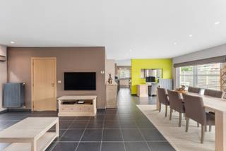 Deze woning wordt aangeboden met een instelprijs!*<br /><br />In een rustige & kindvriendelijke doodlopende straat nabij het centrum van Aartrijke, vinden we deze perfect onderhouden woning met zijn praktische indeling. <br />De woning is ideaal voor wie op zoek is naar comfort, rust en een centrale ligging nabij winkels, scholen en verbindingswegen.<br /><br />Bij het binnenkomen word je verwelkomd in een ruime inkomhal met gastentoilet. Aangenaam vertoeven is het zeker in de lichtrijke leefruimte met gezellige zithoek en eetplaats. De volledig ingerichte leefkeuken sluit naadloos aan en biedt rechtstreeks toegang tot het terras en tuin – perfect voor wie graag buiten leeft. Extra opbergmogelijkheden zijn er in de ruime berging/wasplaats aansluitend aan de keuken en de grote garage, dat perfect ook dienst kan doen als hobbyruimte / bureau /....<br /><br />Verder beschikt de woning over 4 volwaardige slaapkamers en een verzorgde badkamer met douche, ligbad, dubbele lavabomeubel en toilet. De zolder te bereiken via het zolderluik, biedt extra bergruimte.<br /><br />Buiten geniet je van een fraai aangelegde tuin met kunstgras, zonneterrassen, overdekte lounge, twee grote tuinhuizen, ruime carport, ... perceel volledig omheind, privacy gegarandeerd dus! <br /><br />Troeven:<br />* Alleenstaande woning in een rustige straat<br />* Instapklaar en goed onderhouden<br />* Zonnige tuin met terrassen<br />* 2 regenwaterputten van 10.000 L<br />* Elektriciteit conform<br />* Volledig geïsoleerd<br /><br />Deze woning straalt warmte en gezelligheid uit en is klaar om haar nieuwe bewoners te verwelkomen.<br /><br />Interesse? Contacteer ons vandaag nog (0470 50 50 50 - info@futurimmo.be)!<br /><br />*Deze eigendom valt onder het verkoopsysteem ‘instelprijs’. De vermelde instelprijs houdt bijgevolg géén aanbod in maar is een uitnodiging om tot een prijsvoorstel over te gaan. Elk prijsvoorstel gelijk of hoger dan deze instelprijs wordt voorgelegd aan de verkoper(s) die dit al dan niet kan aanvaarden.
