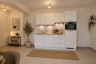 <p><span>Prachtige assistentiewoning gelegen in het hartje van Dendermonde </span></p><p><span> </span></p><p><span>Deze assistentiewoning is gelegen In het centrum van Dendermonde aan de Vlasmarkt, in het </span><span>project 'Prinsenhof'</span><span> </span><span>, beter gekend als het voormalige Zwartezusterklooster. Dit complex dat met respect voor de historische bouwstijl werd uitgewerkt en toch moderne uitstraling heeft, geeft u een echt thuisgevoel. </span><span>Midden in de stad maar tevens toch binnen een oase van rust en stilte</span><span> kan u genieten van een </span><span>actieve en sociale omgeving</span><span> met de nodige ondersteuning indien gewenst.</span></p><p><span> </span></p><p><span>De ruime lichtrijke flat, gelegen op de derde verdieping, is rolstoeltoegankelijk en voorzien van een eigen ingerichte keuken en badkamer met douche. Verder beschikt de flat over 1 ruime slaapkamer. </span><span>De flat is volledig geschilderd.</span></p><p><span> </span></p><p><span>De centrale ontmoetingsruimte, waar zich vroeger de kapel bevond, is een ideale ontmoetingsplek voor de bewoners. Het is een ruimte waar men gezellig kan bijpraten en iets kan drinken, alsook kan U genieten achteraan van de binnentuin, gemeenschappelijke terrassen en bibliotheek. Gemeenschappelijke activiteiten worden regelmatig vrijblijvend georganiseerd. Kan u wat hulp gebruiken of wilt u uw leven zorgelozer maken? Dankzij deze assistentie woning is dit helemaal mogelijk. Dankzij haar centrale ligging, hoeft u maar buiten te stappen en kan u nog steeds genieten van het stadsleven, de wekelijkse markt of een koffiekopje. Daarnaast zal </span><span>vzw Familiehulp</span><span> steeds ter beschikking staan om aan de zorgnoden en het comfort van de bewoner te beantwoorden. </span></p><p><span> </span></p><p><span>Deze woning biedt u een kwaliteitsvol leven en is volledig is aangepast aan uw noden. </span></p><p><span> </span></p><p><span>Kan u wat</span><span> </span><span>hulp gebruiken of wilt u uw leven zorgelozer maken</span><span>? Dankzij deze assistentie woning is dit helemaal mogelijk. Dankzij haar centrale ligging, hoeft u maar buiten te stappen en kan u nog steeds genieten van het stadsleven, de wekelijkse markt of een koffiekopje. Daarnaast zal </span><span>vzw Familiehulp</span><span> steeds ter beschikking staan om aan de zorgnoden en het comfort van de bewoner te beantwoorden.</span></p><h1><span> </span></h1><p><span></span><span>Kom dit fijne project bekijken op afspraak T. 052/55.55.55 | <span>info@immotwins.be</span></span><span> </span></p><p><span> </span></p><p><span> </span></p><p><span> </span></p><p><span> </span></p><p><span> </span></p><p><span> </span></p><p><span> </span></p>