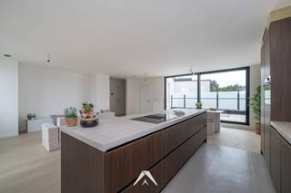 Bent u op zoek naar een ruim, modern en energiezuinig appartement op een rustige locatie?Dit recent afgewerkte appartement op de tweede en bovenste...