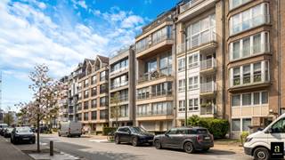<p>In het hart van de Leopoldlaan, op een topligging op wandelafstand van de zee en het commerciële centrum, bevindt zich dit lichtrijke mezzanine appartement in een verzorgde residentie van begin jaren 2000.</p>
<p>De aangename leefruimte geniet van uitzonderlijk veel lichtinval dankzij de hoge raampartijen, wat zorgt voor een ruimtelijk en open gevoel. Aansluitend bevindt zich de keuken, praktisch ingericht en in goede staat.</p>
<p>Het appartement beschikt over drie volwaardige slaapkamers en twee badkamers, wat zorgt voor een comfortabel verblijf, zowel als hoofdverblijf of tweede verblijf aan zee. Daarnaast is er een praktische berging in het appartement zelf en een privatieve kelderberging in het gebouw.</p>
<p>De residentie is goed onderhouden en biedt een solide basis zonder directe werken. Een interessante opportuniteit op een gegeerde locatie in Knokke. Mogelijkheid tot aankoop van een garage vlakbij.</p>
