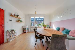 <p><span>Deze instapklare woning met 4 à 5 slaapkamers is rustig gelegen in de Ekerseveldslagstraat in Ekeren. Dankzij de aangename woonomgeving geniet je hier van een rustige ligging, terwijl winkels, scholen, openbaar vervoer en andere dagelijkse voorzieningen vlot bereikbaar zijn. Ook de belangrijkste invalswegen richting Antwerpen en omliggende gemeenten zijn gemakkelijk bereikbaar.</span></p><p><span>De woning beschikt over een lichtrijke en aangename leef- en eetruimte met aansluitend toegang tot de aparte keuken en tuin. De tuin is voorzien van een aangelegd terras en vormt een fijne plek om buiten te genieten. Verder beschikt de woning over 4 volwaardige slaapkamers, met de mogelijkheid om een extra kamer in te richten als vijfde slaapkamer, bureau of hobbyruimte. Daarnaast zijn er een badkamer, kelder en zolder die extra stockage voorzien.</span></p><p><span>Indeling</span></p><p><span>· Inkomhal<br />· Lichtrijke leef- en eetruimte<br />· Keuken<br />· Badkamer<br />· 4 à 5 slaapkamers<br />· Kelder<br />· Zolder met extra stockage<br />· Tuin met aangelegd terras</span></p><p><span>Troeven</span></p><p><span>· Instapklare woning<br />· 4 à 5 slaapkamers<br />· Lichtrijke leef- en eetruimte<br />· Aangename tuin met aangelegd terras<br />· Extra bergruimte dankzij kelder en zolder<br />· Rustige ligging<br />· Geschikt voor grotere gezinnen of wie extra ruimte zoekt</span></p><p><span>Afmetingen en oppervlaktes zijn indicatief.</span></p><p><span>Ben jij geïnteresseerd in deze ruime woning in Ekeren, ben je op zoek naar ander vastgoed of wens je de waarde van jouw eigendom te kennen? Dan ben je bij BOLT immo aan het juiste adres! Wij helpen jou graag verder.</span></p>