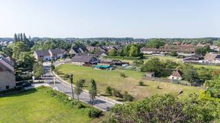 Ontdek deze prachtige, hedendaagse woningen in Mariekerke, een idyllische deelgemeente van Bornem. Hier geniet je van een oase van rust, terwijl je toch vlakbij winkels, scholen en openbaar vervoer woont. De basisschool ligt op slechts 1 km afstand en een bushalte bevindt zich op amper 60 meter. De woningen liggen in de groene omgeving van de Schelde en het natuurreservaat "Eiland van Mariekerke", waar je eindeloos kunt wandelen en fietsen. Bovendien geniet je achteraan het terrein van een adembenemend vergezicht over de omliggende natuur.
Deze stijlvolle woningen bieden een doordachte indeling met een inkomhal, een ruime en lichtrijke woon- en eetkamer, een open keuken, 3 slaapkamers en 1 badkamer. Jij bepaalt zelf de afwerking van de keuken, badkamer, vloeren en binnendeuren, zodat jouw nieuwe thuis volledig aansluit bij jouw smaak en wensen.
Wil jij wonen op deze unieke locatie? Contacteer ons vandaag nog voor meer informatie!