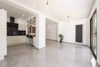 In de Zilvermeeuwstraat te Merksem bevindt zich deze volledig gerenoveerde en instapklare woning met een bewoonbare oppervlakte van circa 135 m². Dankzij het gunstige EPC-label B geniet u hier van een energiezuinige woonst die zowel comfort als modern woonplezier biedt.<br /><br />De lichtrijke leefruimte vormt samen met de open, moderne keuken met eettoog het hart van de woning. De keuken is uitgerust met kwalitatieve toestellen, waaronder een gasvuur, een AEG-oven en een AEG-vaatwasser, en biedt alle ruimte om gezellig te koken en te tafelen.<br /><br />Op de bovenverdieping bevinden zich drie volwaardige slaapkamers waarvan 1 toegang biedt tot een zonnig dakterras, en een badkamer die volledig is ingericht met hedendaags comfort. De woning beschikt bovendien over een kelder en een oprit met inpandige garage, wat zorgt voor veilig en gemakkelijk parkeren en de nodige extra bergruimte.<br /><br />Achteraan ligt een aangename tuin van ongeveer 90 m², een rustige plek waar u kan ontspannen, tuinieren of genieten van gezellige zomeravonden.<br /><br />De ligging van de woning is een absolute troef omdat het zich in een doodlopende straat zonder doorgaand verkeer bevindt, waardoor rust verzekerd is. Tegelijkertijd liggen alle noodzakelijke voorzieningen zoals winkels, scholen, openbaar vervoer en vlotte verbindingswegen richting Antwerpen en de omliggende gemeenten op korte afstand.<br /><br />Deze woning biedt een aangenaam geheel van ruimte, energiezuinigheid en een uitstekende ligging en vormt daarmee de ideale keuze voor wie op zoek is naar een instapklare gezinswoning in Merksem.<br /><br />Bij interesse bel 03 225 00 68 of mail naar laura@wellimmo.net