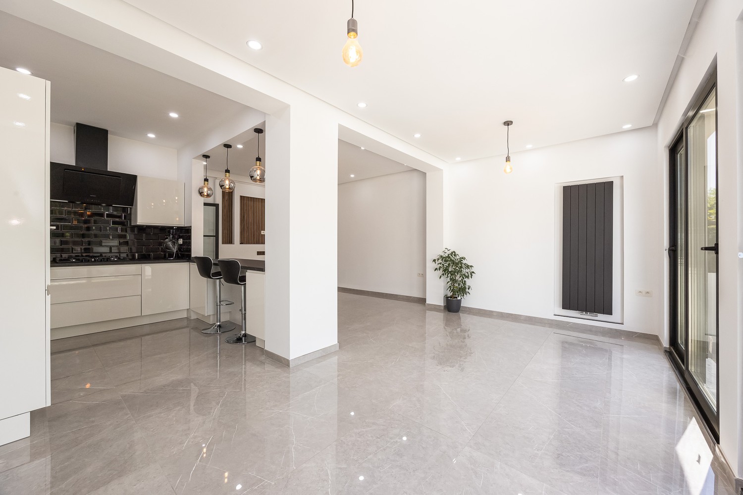 Instapklare en volledige gerenoveerde gezinswoning te Merksem - photo 3