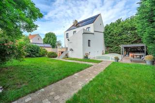 Maison à vendre avec 6 chambres, 3 salles de bains et centre de bien-être avec jacuzzi et piscine située le long de la Stationsstraat le long du canal Plassendale-Nieuport sur un terrain de 590 m². <br /><br />Disposition :<br />Rez-de-chaussée : <br />- hall d'entrée <br />- espace de vie<br />- cuisine <br />- salle de bain avec douche, baignoire et meuble vasque<br />- chambre 1<br /><br />Premier étage :<br />- salle de nuit <br />- salle de bain 2 avec douche et lavabo<br />- chambre 2 suivie d'un dressing <br />- chambre 3 <br />- chambre 4<br /><br />Grenier<br />- salle de nuit<br />- salle de bain 3 avec douche et lavabo<br />- chambre 5<br />- chambre 6 <br /><br />Sous-sol : <br />disposition : <br />- La maison est entièrement en sous-sol et dispose d'un espace bien-être (sauna et cabine infrarouge, ainsi qu'une douche à l'italienne et un vestiaire)<br />- localement avec des techniques <br />- local à vélos <br />- cave à vin<br /><br />La maison dispose d'un jardin avec plusieurs terrasses, d'une piscine, d'un jacuzzi, d'une allée menant au garage adjacent au jardin. <br /><br />Avantages :<br />- maison spacieuse avec de nombreuses possibilités<br />- sortie par un chemin de halage<br />- installations de bien-être, piscine et jacuzzi <br />- 30 panneaux solaires <br />- chauffe-eau solaire<br /><br /><br /><br /><br /><br /><br />Registre des mesures: en cours de demande