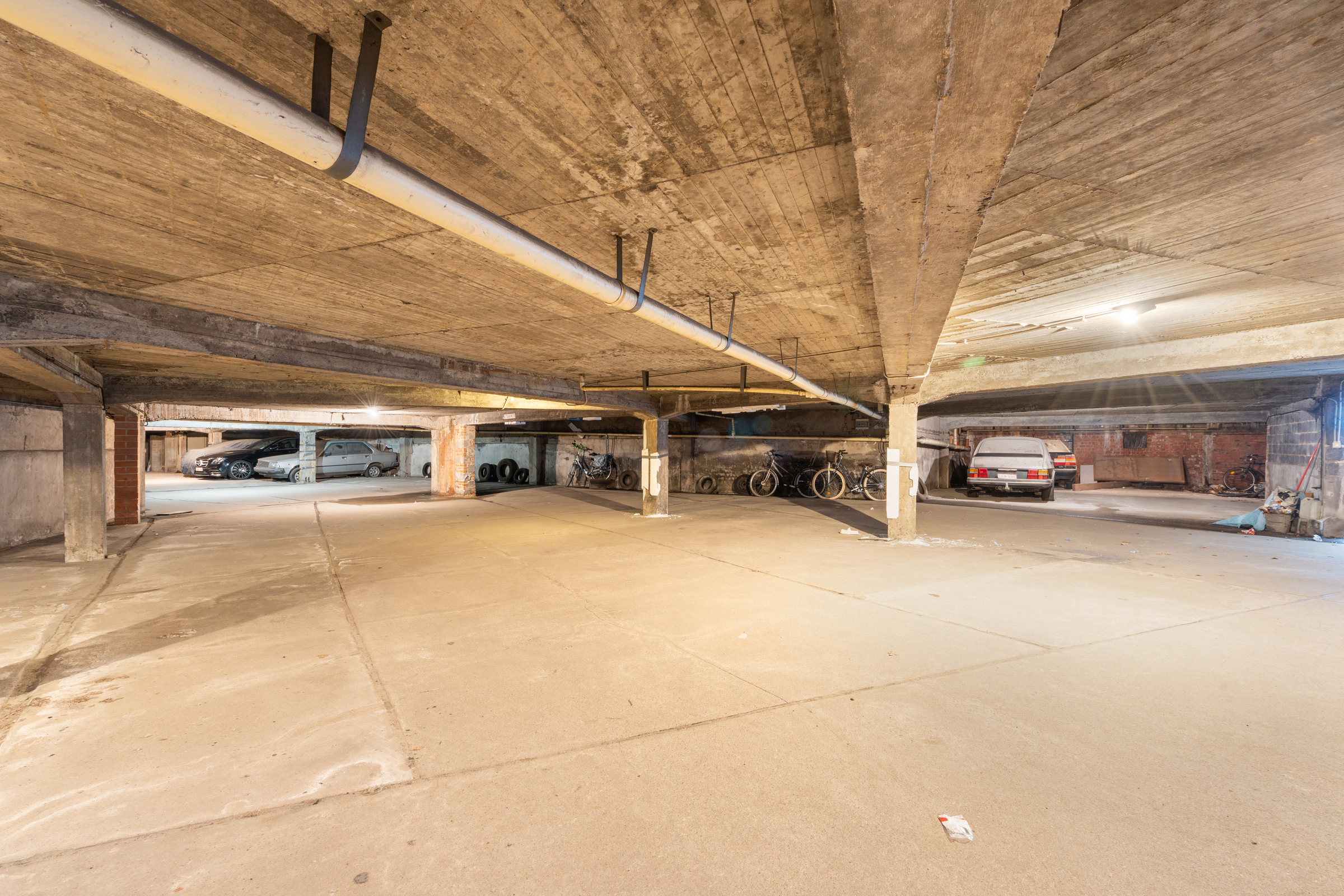 Garage met 20 ondergrondse staanplaatsen - foto 2