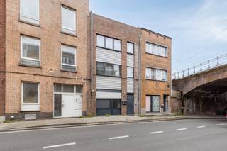 Het appartement bevindt zich in het stadscentrum van Aalst vlak bij het station, winkels/warenhuizen, scholen en openbaar vervoer. Het gebouw werd gebouwd in 2006. Het duplex-appartement werd als volgt ingedeeld: een inkomhal, een afzonderlijk toilet, een leefruimte met open keuken en een douchekamer. Op de verdieping bevinden zich 2 slaapkamers. De centrale verwarming gebeurt via een condensatieketel op aardgas, de elektriciteit is conform, er is geen asbest aanwezig en er is een zeer gunstig epc ter beschikking (EPC-label: B). Het appartement wordt momenteel verhuurd aan het sociaal verhuurkantoor aan een huurprijs van 511,80 euro. Indien het huurcontract aan het sociaal verhuurkantoor vernieuwd wordt, kan men deze studio aankopen aan 7% registratierechten in plaats van 12%. Huur wordt gegarandeerd. Voor eigen bewoning zal de woonst vrij zijn 6 maanden na de akte. Wenst u meer informatie of een bezoek? Aarzel niet ons te contacteren via Laurens@immoaccenta.be