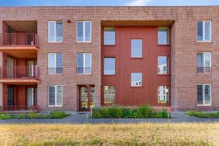 <h1><span>TOP 3-SLAAPKAMERAPPARTEMENT | GEMEUBELD | RESIDENTIE CUNNINGHAM</span></h1><p><span>Wonen in alle comfort, in een gloednieuwe residentie aan het groene Fort 5? Dit prachtig gemeubelde 3-slaapkamerappartement in Residentie Cunningham combineert hedendaags wooncomfort met een rustige, groene omgeving.</span></p><p><span>Het appartement beschikt over een ruime en lichtrijke leefruimte met grote raampartijen, een volledig uitgeruste open keuken en een aangenaam terras. De moderne keuken sluit mooi aan bij de leefruimte en is voorzien van alle nodige toestellen.</span></p><p><span>Verder zijn er drie volwaardige slaapkamers, een stijlvolle badkamer, een apart gastentoilet en een praktische berging aanwezig. Het appartement wordt volledig gemeubeld aangeboden en is bijgevolg meteen instapklaar.</span></p><p><span>Residentie Cunningham is een recente, kwalitatieve nieuwbouwresidentie met veel aandacht voor comfort en energiezuinig wonen. De ligging naast Fort 5 zorgt voor een uitzonderlijke combinatie van rust, groen en bereikbaarheid. Winkels, scholen, openbaar vervoer en belangrijke invalswegen bevinden zich in de nabije omgeving.</span></p><p><span>Troeven:</span></p><ul><li><span>Volledig gemeubeld</span></li><li><span>3 slaapkamers</span></li><li><span>Nieuwbouwresidentie</span></li><li><span>Lichtrijke leefruimte</span></li><li><span>Volledig uitgeruste open keuken</span></li><li><span>Terras</span></li><li><span>Moderne badkamer</span></li><li><span>Praktische berging</span></li><li><span>Energiezuinig en comfortabel wonen</span></li><li><span>Gelegen naast Fort 5</span></li><li><span>parkeerplaats verplicht bij te nemen (100 euro/maand)</span></li></ul><p><span> </span></p><p><span>Een uniek aanbod voor wie op zoek is naar een stijlvol, volledig ingericht en instapklaar appartement op een rustige toplocatie.</span></p>