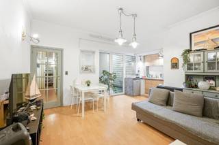 Dit charmante appartement bevindt zich in een kleinschalig gebouw zonder syndicus en biedt, na een opfrissing, heel wat potentieel als tweede verblijf of investering aan zee. De leefruimte met open keuken vormt een aangename plek om te ontspannen na een dag aan het strand. Verder beschikt het appartement over twee slaapkamers, een badkamer met douche en toilet, en een praktische berging.<br />De ligging is zonder twijfel een troef: vlakbij de zeedijk, winkels, restaurants en het openbaar vervoer, alles op wandelafstand. Een ideale opportuniteit voor wie op zoek is naar een betaalbare stek aan zee met tal van mogelijkheden.<br /><br />Neem voorsprong met een vrijblijvende en gratis schatting van uw eigendom via:<br />👉 www.residentievastgoed.be/gratisonlineschatten<br /><br />EPC: 189 kWh/m² - UC: 3729756 ~ Vg, Wg, Gvkr, Gvv, Gmo ~ Ref. MI24367