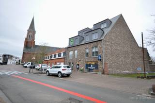 Dit appartement is gelegen op het dorpsplein in het centrum van Ruien. Het appartement bestaat uit een leefruimte, geïnstalleerde keuken, toilet en berging/wasplaats. Boven bevinden zich 2 slaapkamers en badkamer. Mooi terras (12m2).<br />Berging + gemeenschappelijke berging op het gelijkvloers.<br />Parkeerplaats.<br /><br />Huurprijs inclusief gemeenschappelijke kosten.<br /><br />Interesse? Contacteer Immo Roman, gsm 0472 35 92 86