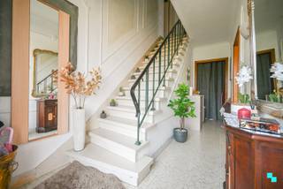 Ontdek deze open bebouwing met vier slaapkamers en een inpandige garage, gelegen op een zuidoost gericht perceel van 715 m², beschikkende over...