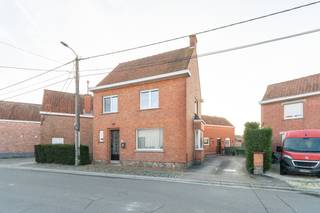 br&gt;Te koop: woning in Kapellestraat, Zulte, met tuin en oprit naast de woning.<br /><br />Deze woning uit 1969 biedt een solide basis en een gunstige ligging in een rustige, residentiële buurt met vlotte toegang tot invalswegen. Dankzij het EPC-label C geniet u van een energiezuinige woonomgeving. De oprit naast de woning zorgt voor extra parkeermogelijkheden en comfort. <br /><br />Belangrijkste ruimtes:<br />• Lichte woonkamer met voldoende plaats voor een zit- en eethoek<br />• Functionele keuken (vernieuwd in 2017)<br />• Twee slaapkamers met voldoende ruimte voor kasten<br />• Badkamer met inloopdouche<br />• Inkomhal die toegang biedt tot de leefruimtes<br />• Berging voor extra opslag<br />• Kelder voor praktische bergruimte<br />• Zolder met extra opbergmogelijkheden<br />• Apart toilet<br />• Tuin (45 m²) met mogelijkheden voor terras of beplanting<br /><br />Troeven:<br />• EPC-label C – energiezuiniger wonen<br />• Zeer goede ligging nabij invalswegen<br />• Oprit naast de woning voor extra parkeergelegenheid<br /><br />Neem vandaag nog contact op met uw ERA-makelaar voor een bezoek.<br /><br />JOUW DROOMHUIS. ZO GEVONDEN!
