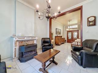 Deze te renoveren woning bestaat op het gelijkvloers uit een inkomhal, een aangename leefruimte met aparte eetkamer en een aansluitende keuken.Op de...