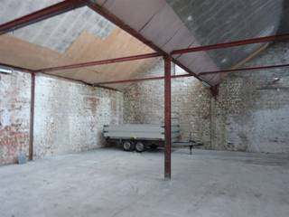 Magazijn met sectionaalpoort van 3.40m op 3.6m  -  216  m²   hoogte 3.60 meter  - parkeerruimte - vernieuwde dak - centrale liggingprijs 700 euro +...