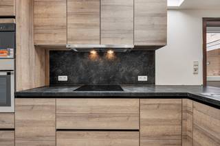 IN OPTIE!! De woning bevat op het gelijkvloers een kleine inkomhal, een ingerichte keuken en een leefruimte met aan de ene kant een eetkamer en aan de andere kant een zithoek. Tussen beide bevindt zich de trap naar de twee slaapkamers op de eerste verdieping. De badkamer grenst aan de keuken en omvat een inloopdouche, was meubel, toilet en plaats voor was- en droogautomaat. Aan de achterzijde grenst een leuk stadstuintje/terras. De woning heeft eveneens een ruime zolder met potentieel. De woning beschikt over alle comfort en wordt centraal verwarmd met gas. De houten ramen hebben overal dubbel glas en beschikken op de benedenverdieping over rolluiken. Wil u deze leuke starterswoning op een goede locatie bezoeken. Stuur een mail naar gunther@loimmo.be en wij nemen contact met u op!