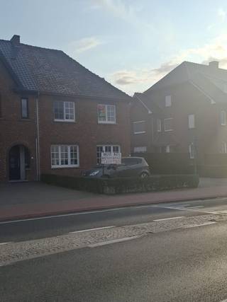 Aantrekkelijke, karaktervolle halfopen bebouwing op royaal perceel in Alken.<br />Deze ruime en karaktervolle halfopen bebouwing met een bewoonbare oppervlakte van 193m², gelegen op een prachtig perceel van 834m², biedt uitzonderlijk veel ruimte en potentieel voor wie op zoek is naar een comfortabele gezinswoning met een grote tuin. Hier geniet u dagelijks van rust en privacy terwijl winkels, scholen en openbaar vervoer zich op wandel- en fietsafstand bevinden. De ligging combineert een aangename woonomgeving met een uitstekende bereikbaarheid naar het centrum van Alken, omliggende gemeenten en belangrijke verbindingswegen richting Hasselt en St.-Truiden (N80).<br /><br />Indeling gelijkvloers:<br />Via de inkomhal komt u binnen in de charmante woonkamer, die naadloos aansluit op de keuken. Vanuit de keuken bereikt u de patio die rechtstreeks toegang geeft tot de tuin.<br />Verder beschikt het gelijkvloers over:<br />* een aparte ruimte, ideaal als bureau of hobbyruimte met toegang tot de kelder.<br />* een wasplaats<br />* apart toilet<br />* badkamer met ligbad en aparte doucheruimte<br />* lichtrijke veranda met zicht op terras en sfeervolle tuin<br />* toegang tot een gezellige patio met een overdekte zone die extra opbergmogelijkheden biedt<br /><br />Op de eerste verdieping bevinden zich 4 slaapkamers, waarvan één momenteel ingericht is als dressing.<br />Via een vaste trap bereikt u de ruime zolderverdieping, die tal van mogelijkheden biedt (extra slaapkamer, hobbyruimte, opslag,...)<br /><br />Troeven van deze woning:<br />* groot perceel met veel privacy;<br />* rustige, landelijke ligging;<br />* op wandel- en fietsafstand van winkels, scholen en openbaar vervoer;<br />* vlotte verbinding naar Hasselt en St.-Truiden;<br />* 4 slaapkamers + extra kamer op gelijkvloers;<br />* ruime zolder met potentieel<br /><br />Deze eigendom is ideaal voor wie op zoek is naar ruimte, rust en een landelijke woonomgeving, zonder in te boeten aan bereikbaarheid. Een perfecte gezinswoning op een royaal perceel in het charmante Alken.
