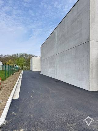 Nieuwe geïsoleerde KMO-unit te Aartrijke met een oppervlakte van 256 m² en 1 private parkeerplaats. <br /><br />Deze loods met brandklasse C heeft een oppervlakte van 256 m² en een vrije hoogte van +/- 6 m,. <br /><br />Deze UNIT bestaat uit: een sectionaalpoort van 4,50 m op 4,50 m, een afzonderlijke toegangsdeur, lichtstraat met rookluik, een regenwaterput van 6500 liter en een sceptische put. <br /><br />Alle nutsvoorzieningen, zoals water / elektriciteit / internet komen binnen in de unit. Er is ook een mogelijkheid om later zonnepanelen te plaatsen op de dakstructuur. <br /><br />Dit project is strategisch gelegen te Aartrijke, vlot bereikbaar en op korte afstand van Torhout, Ruddervoorde en de E403. Het bedrijventerrein is ideaal voor kleine en middelgrote ondernemingen die op zoek zijn naar een functionele, duurzame en goed bereikbare uitvalsbasis in West-Vlaanderen.<br /><br />Interesse? Neem contact met ons op voor meer info of een bezoek ter plaatse.