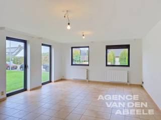 Dit prachtige appartement in Oostkamp biedt comfortabel wonen in een rustige en aangename omgeving. Het beschikt over twee ruime slaapkamers. Daarnaast is er een nette badkamer met ligbad aanwezig die voorziet in alle basiscomfort.<br /><br />De eigendom omvat tevens een handige garage, waardoor u verzekerd bent van een veilige parkeerplaats en extra bergruimte. <br /><br />Dankzij de gunstige ligging geniet u hier van zowel rust als een goede bereikbaarheid van lokale voorzieningen en het centrum van Oostkamp. Dit appartement is dan ook een uitstekende keuze voor wie op zoek is naar een combinatie van comfort, ruimte en praktische voordelen.<br /><br />€20 forfait A.O.<br />€65 garage